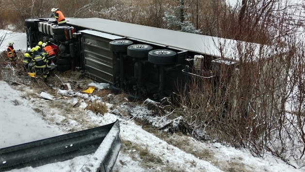 Der abgerutschte Sattelschlepper machte der Feuerwehr viel Arbeit.