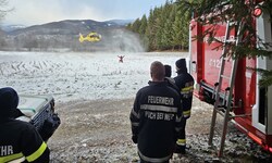 Die Freiwillige Feuerwehr Puch bei Weiz und die Crew des Notarzthubschraubers Christophorus 12 ...