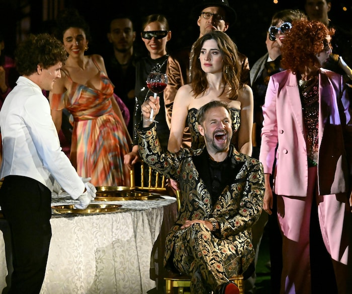 Traumpaar am Salzburger Domplatz – Philipp Hochmair als „Jedermann“ und Deleila Piasko als ...