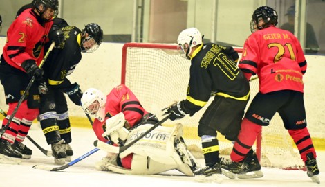 Spartan Althofen (rot) halten den Sieg gegen die Tarco Wölfe fest.