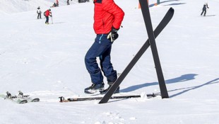 Nach dem Unfall mit Fahrerflucht sucht die Polizei Zeugen (Symbolbild). 