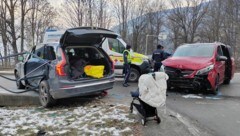 In den Fahrzeugen saßen jeweils zwei Erwachsene und drei Kinder. 