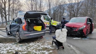In den Fahrzeugen saßen jeweils zwei Erwachsene und drei Kinder. 
