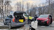 In den Fahrzeugen saßen jeweils zwei Erwachsene und drei Kinder. 