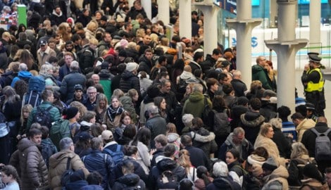 Riesige Menschenmassen warteten verzweifelt in London.
