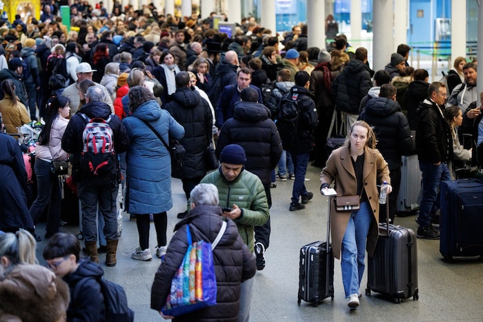 Der britische Bahnbetreiber LNER teilte laut PA mit, in St. Pancras gestrandete Fahrgäste ...