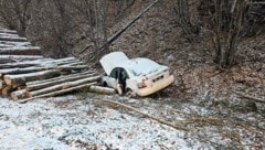 Das Auto dürfte schon beschädigt gewesen sein, bevor es im Graben landete.