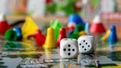 Spiele bringen alle Generationen an einen Tisch, fördern den Austausch, sorgen für Lacher und ...