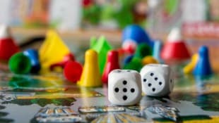 Spiele bringen alle Generationen an einen Tisch, fördern den Austausch, sorgen für Lacher und ...