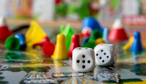 Spiele bringen alle Generationen an einen Tisch, fördern den Austausch, sorgen für Lacher und ...