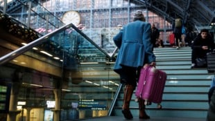 Der Betrieb wurde mittlerweile wieder aufgenommen, doch Fahrgäste müssen sich weiterhin auf ...