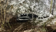 Das Auto stürzte über eine Böschung, alle vier Insassen mussten mit Verletzungen ins Krankenhaus ...