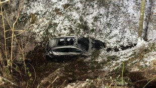 Das Auto stürzte über eine Böschung, alle vier Insassen mussten mit Verletzungen ins Krankenhaus ...