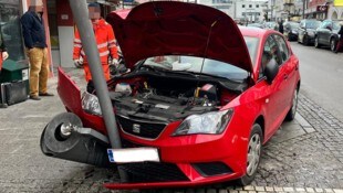 Das Auto wurde bei dem Unfall erheblich beschädigt.