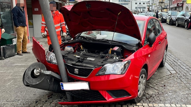 Das Auto wurde bei dem Unfall erheblich beschädigt.