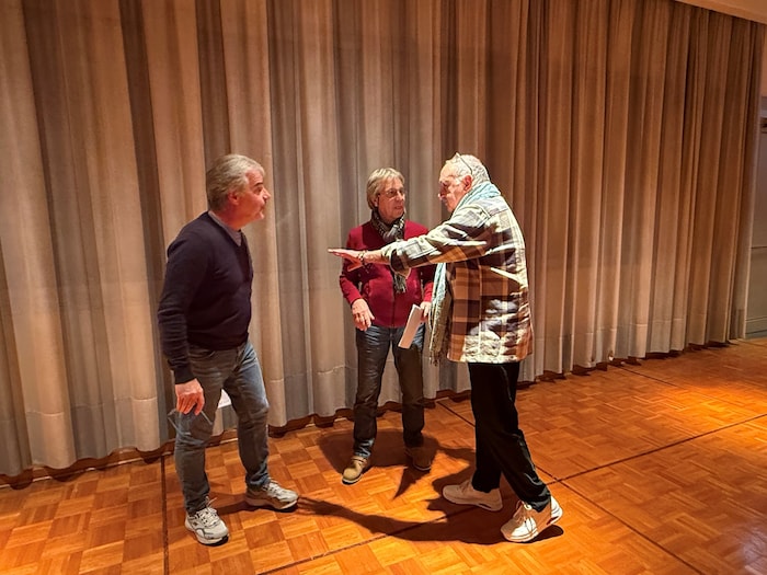 Erich Preckl, Werner Ortitsch und Regisseur Heiner Zaucher bei einer Probe für das Stadtgerücht ...