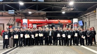 Klagenfurts Feuerwehrreferent Bürgermeister Christian Scheider verlieh den Kameraden für ihre ...