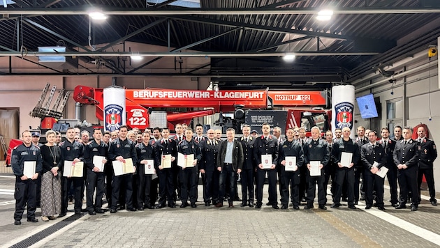 Klagenfurts Feuerwehrreferent Bürgermeister Christian Scheider verlieh den Kameraden für ihre ...