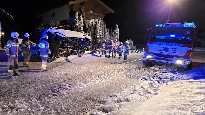 Die Floriani-Jünger sicherten das Fahrzeug und stellten es wieder auf die vier Räder.