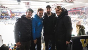 (V.re.n.li.) Bayern-Sportdirektor Christoph Freund mit Eisbären-Geschäftsführer Patrick Schwarz, ...