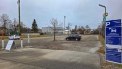 Der Parkplatz bei der Ballspielhalle ist jetzt kostenpflichtig.
