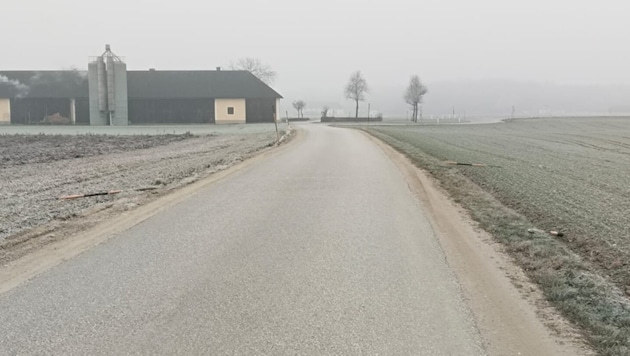 Die Stecken fehlen auf beiden Straßenseiten.