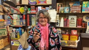 Museumsexpertin Herta Schlosser zeigt im früheren Gartenpalais auch eine historische Greißlerei.