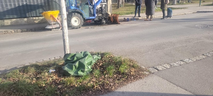 Bei dem zerstörten Fahrzeug dürfte es sich um einen privaten Eigentümer handeln.