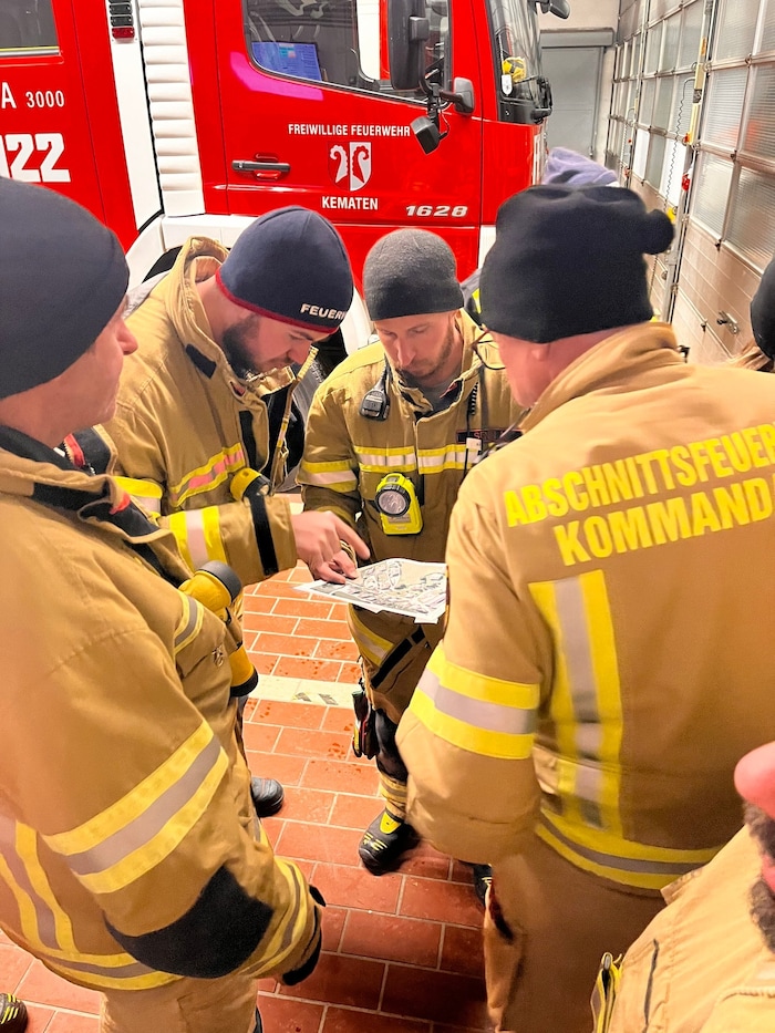 Einsatzbesprechung der Feuerwehren