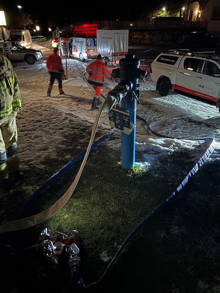 Seefelder Hydranten lieferten das Wasser zur Befüllung der Tankwägen, auch eine provisorische ...