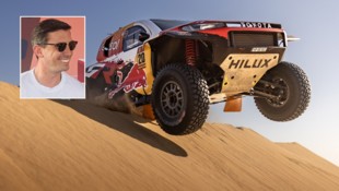 In einem solchen Toyota Hilux nimmt Mark Mateschitz die Rallye Dakar in Angriff