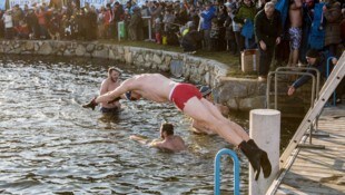 Organisator Paul Wagesreither springt für den guten Zweck gern ins eiskalte Naturjuwel ...