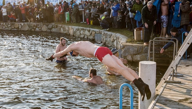 Organisator Paul Wagesreither springt für den guten Zweck gern ins eiskalte Naturjuwel ...