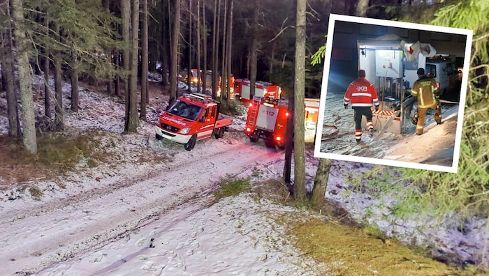 Die Feuerwehren transportierten das Wasser mit Tankwägen durch den Wald zu den Hochbehältern, um ...