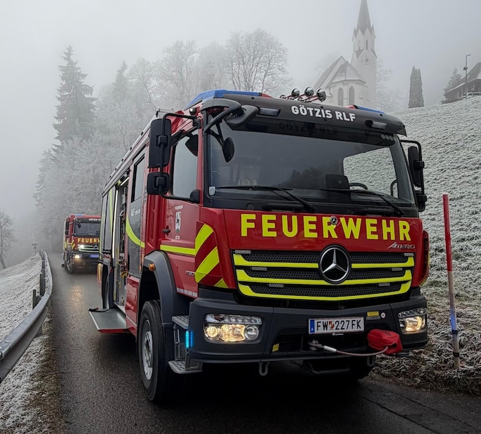 Einsatz der Feuerwehren auf der engen Straße.