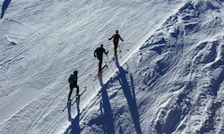Das wollen Skigebiete verhinder: Tourengeher auf der Piste.