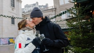 Isabella und Jack aus Arizona genossen ihren romantischen Silvestermoment vor dem Salzburger Dom ...