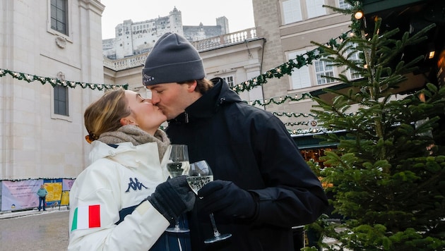 Isabella und Jack aus Arizona genossen ihren romantischen Silvestermoment vor dem Salzburger Dom ...
