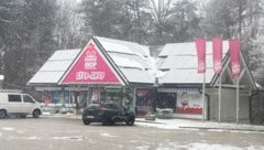 Der bewaffnete Täter soll aus Richtung des nahe gelegenen Waldes gekommen sein.