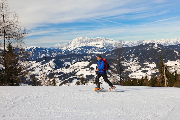 Viele Salzburger Skigebiete bieten den Tourengehern eigene Aufstiegsspuren an. Dafür müssen die ...