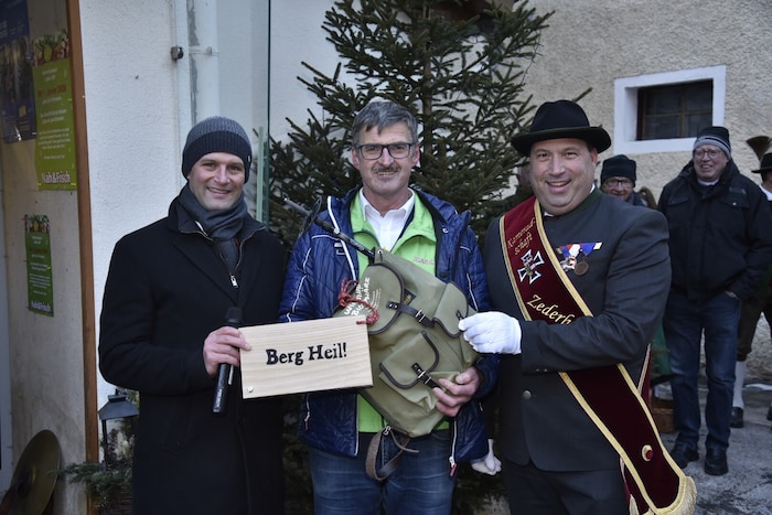 Überraschung für Kroma Matthias Bliem (Mitte). Ortschef Thomas Kößler (li.) und Harald ...