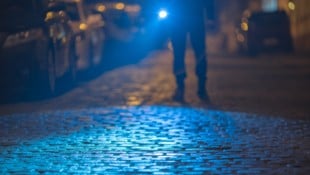 Ein Mann wurde zunächst verfolgt und dann überwältigt, als er sich auf dem Nachhauseweg befand.