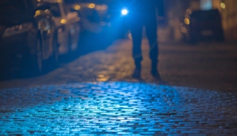 Ein Mann wurde zunächst verfolgt und dann überwältigt, als er sich auf dem Nachhauseweg befand.