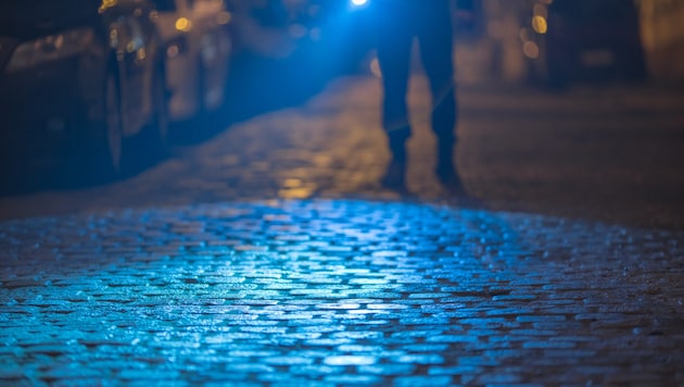 Ein Mann wurde zunächst verfolgt und dann überwältigt, als er sich auf dem Nachhauseweg befand.