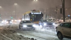 Eisige Temperaturen und Neuschnee zwangen Hunderte Autofahrer dazu, die Nacht auf der Autobahn ...