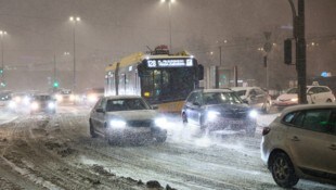 Eisige Temperaturen und Neuschnee zwangen Hunderte Autofahrer dazu, die Nacht auf der Autobahn ...