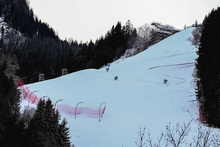 Zwischen den Schneekanonen ging die Lawine ab.