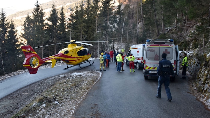 Zahlreiche Rettungskräfte und ein Notarzthubschrauber wurden alarmiert.