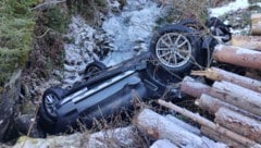 Das Fahrzeug der Urlauber wurde bei dem Absturz zerstört. 