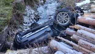 Das Fahrzeug der Urlauber wurde bei dem Absturz zerstört. 